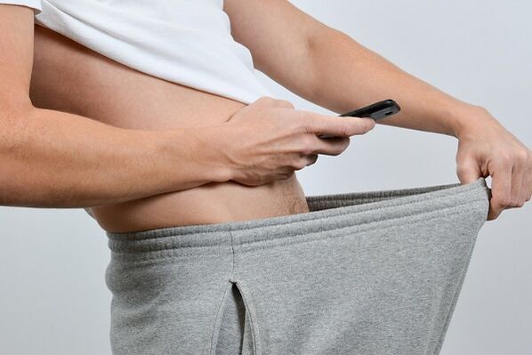 տղամարդը շալվարից ներքև նայում է մեծացած առնանդամի վրա